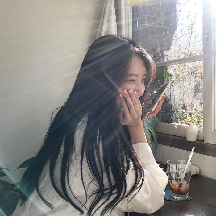 AnhGaiXinhCheMatSieuCute QQLive App 2026 Live Idol Hot Quà Thưởng Hấp Dẫn anh gai xinh che mat sieu cute o quan cafe