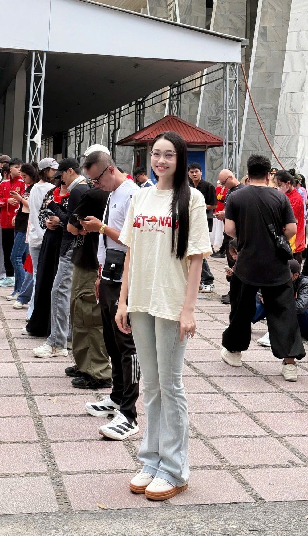 Hoa Hậu Nguyễn Thị Mỹ Linh - Idol QQLive 2025 diễu Binh