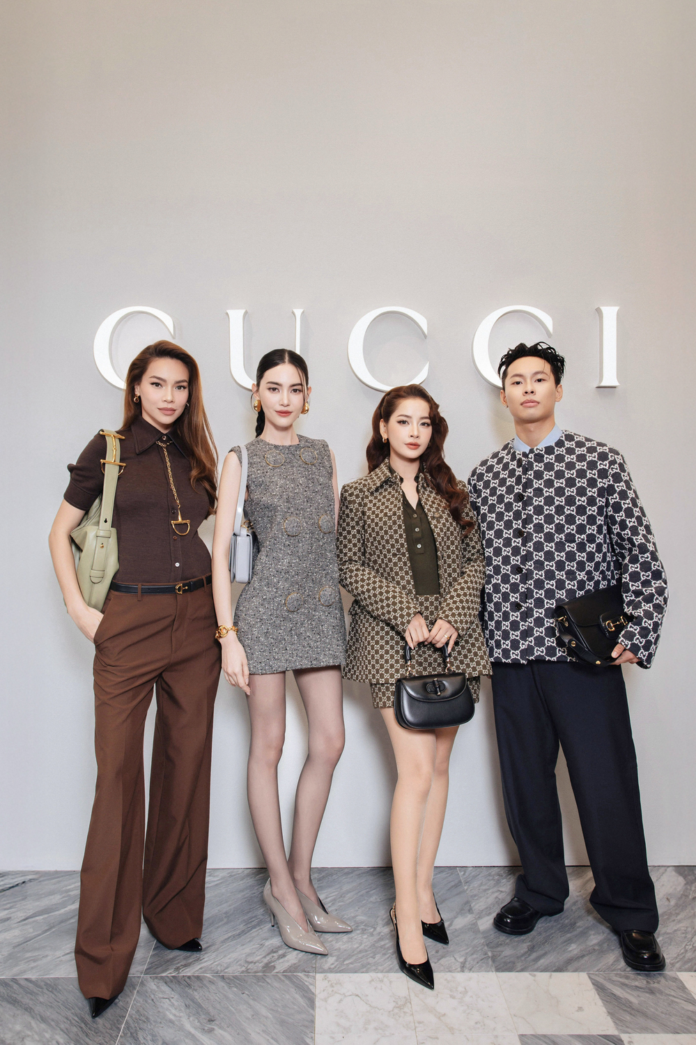 Mỹ nhân Thái chụp ảnh kỷ niệm cùng các nghệ sĩ Việt.
Mỹ nhân Thái chụp ảnh kỷ niệm cùng các nghệ sĩ Việt.