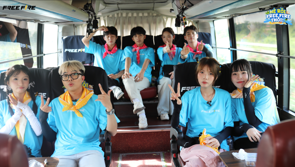  
Không chỉ trải nghiệm tại địa phương, KOLs còn được tham gia các trò chơi về kiến thức văn hóa trên ngay chiếc xe Free Fire Xuyên Việt