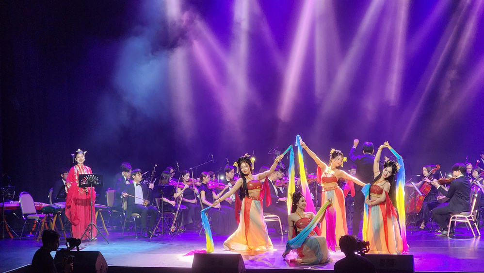 Các OST trong game được dàn nhạc giao hưởng và các nghệ sĩ thể hiện trên sân khấu.
Các OST trong game được dàn nhạc giao hưởng và các nghệ sĩ thể hiện trên sân khấu.