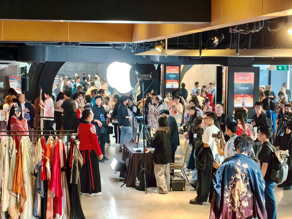 Không gian sự kiện chật kín game thủ đến tham gia.
Không gian sự kiện chật kín game thủ đến tham gia.