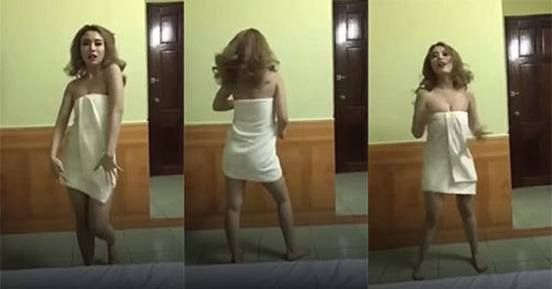 Full Bộ Ảnh Gái 18+ Linh Miu Thánh Nữ Đẩy Xe Bò Cân 4 Anh 6 QQLive App 2026 Live Idol Hot Quà Thưởng Hấp Dẫn Linh Miu thoải mái quấn khăn tắm livestream tại nhà