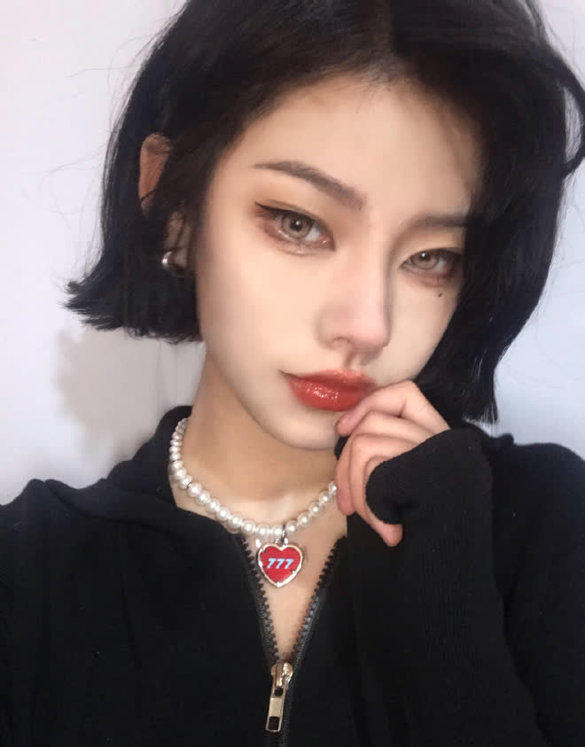 Ảnh gái xinh ngầu với mái tóc cá tính và thần thái lạnh lùng
