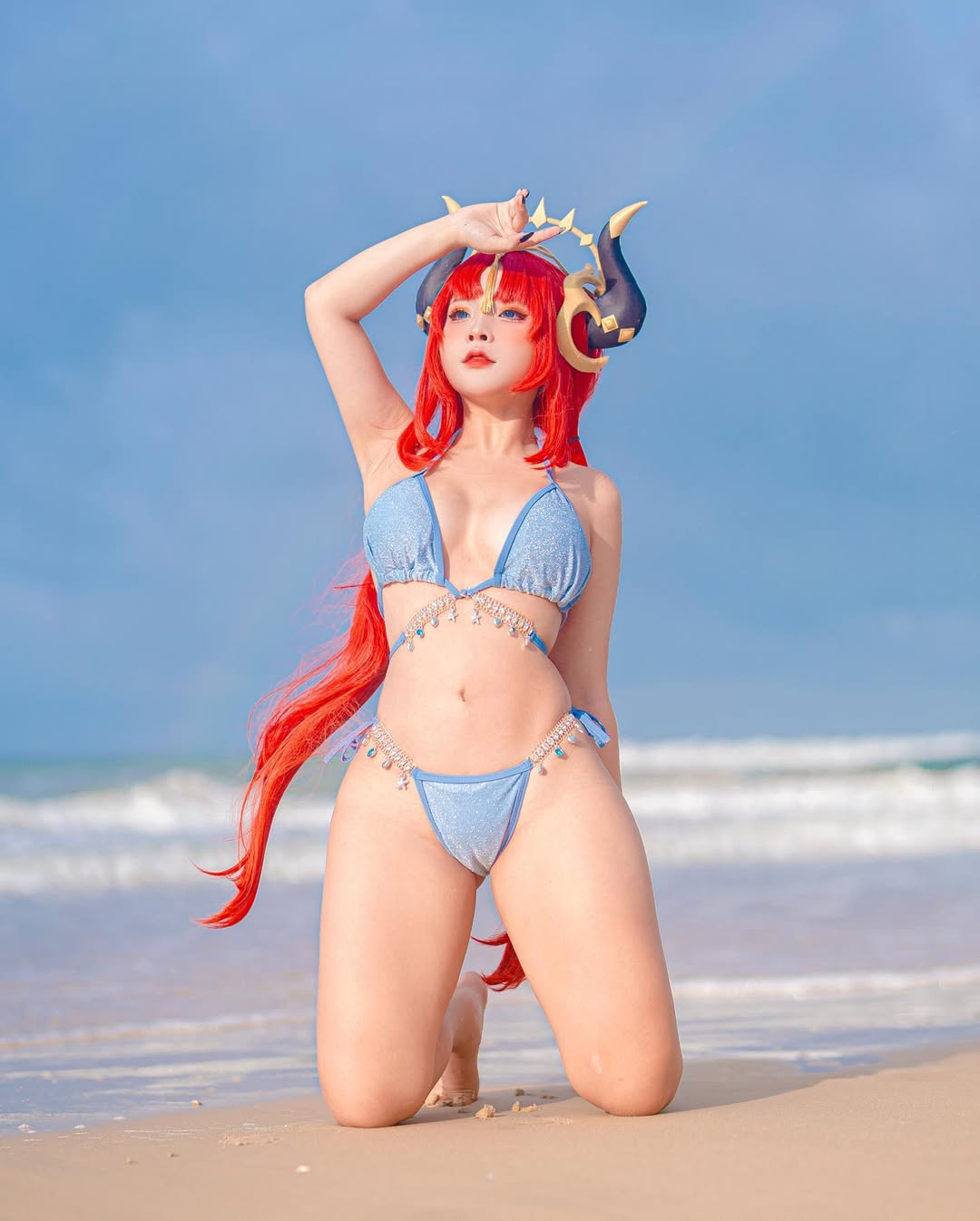 anh sayo momo mac bikini cosplay tren bai bien