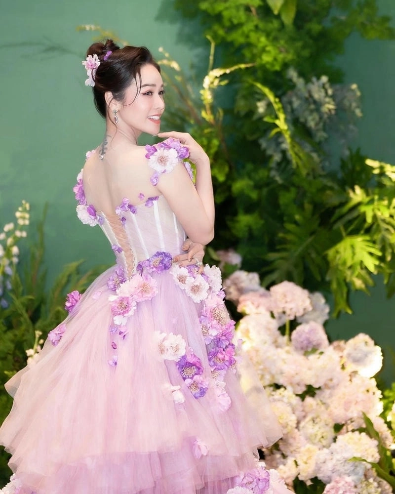 QQLive 2026 | Ngắm nhìn ảnh ca sĩ Nhật Kim Anh trẻ trung và quyến rũ